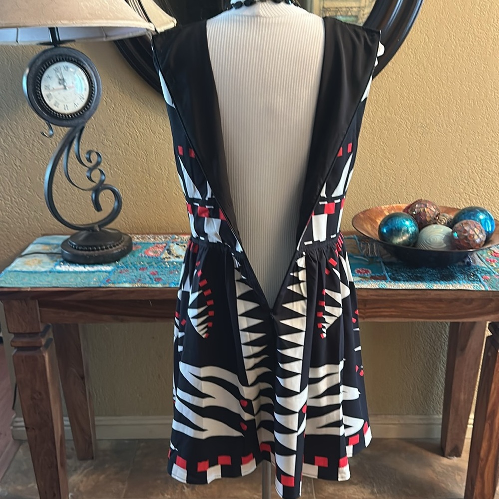 Stylish Black and Red Geometric Dress - Picture 9 of 9